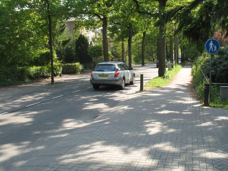 Door de aanwezige bomenrijen is het oprijdzicht vanaf de Van Ostadelaan beperkt en is het kruispunt, rijdend op de Soestdijkseweg, minder goed