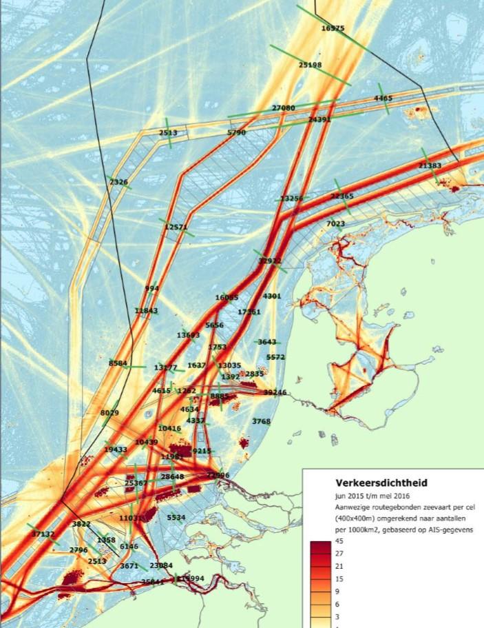 RWS BEDRIJFSINFORMATIE Risicoanalyse Noordzee 2018 1 juni 2018 Figuur 11: Scheepvaartdichtheid en passages (beide