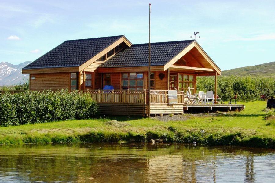 drie verschillende vakantiewoningen verblijft in West-, Noord- en Zuid-IJsland. Met uw huurauto kunt u dagtochten maken in de omgeving.
