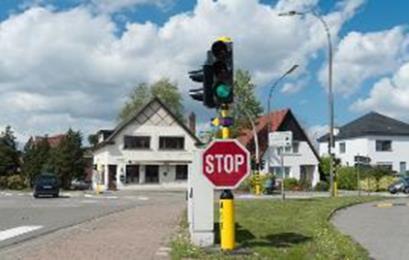 Buiten de bebouwde kom mogen fietsers op de rijbaan met twee naast elkaar rijden, behalve wanneer tegenliggers niet meer kunnen kruisen.