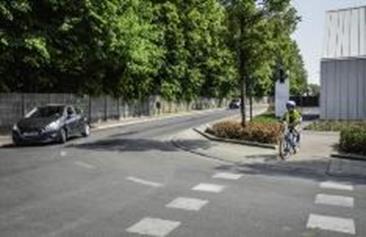 5. Je nadert een fietsoversteekplaats. Moeten autobestuurders je hier voorrang geven? a. Ja, als ik afstap en te voet oversteek, moeten auto s mij voorrang geven. b.