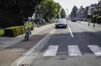 Ze moeten vertragen en kunnen stoppen als dat nodig is, omdat kinderen soms onverwachte dingen doen in het verkeer. 3. Je komt aangefietst en wil hier oversteken. Wat kan je het best doen? a. Ik stap af, kijk links en rechts en stap over.