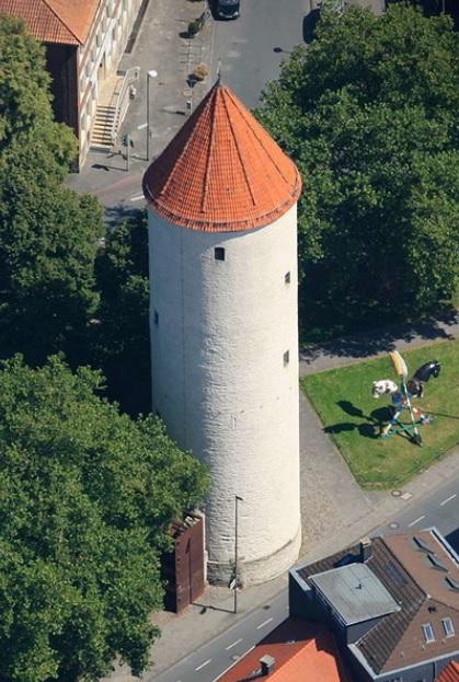 Opgve 21 Dit is een luhtfoto vn de Buddenturm in Münster. Het geouw stmt uit 1150 en is in totl 0 m hoog.