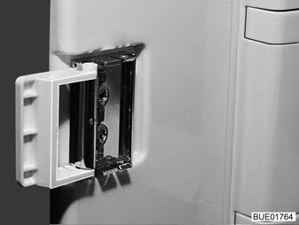 De koelkastdeur kan met een zwenkbare beugel in de ventilatiestand worden vergrendeld. Afb.