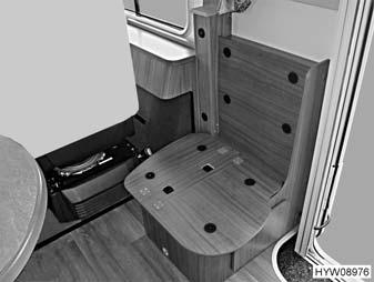 Afhankelijk van het model en de uitrusting kan in de opbergruimte onder de zitbank een insteekbare extra stoel