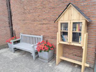 WIST JE DAT... er sinds augustus een mooi boekenhuisje op het terras staat? Dit prachtig houten huisje werd gemaakt door enkele handige leerlingen van de Sint Lambertusschool in Heist-op-den-Berg.