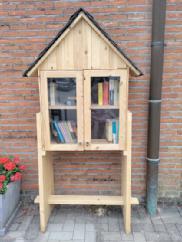 Het concept van zo'n boekenhuisje is simpel: je kan gratis een boek uit 't huisje kiezen en/of omruilen voor een boek uit je eigen boekenkast of je kan het gewoon later weer terugzetten door dit