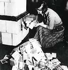 Een vrouw stookt haar waardeloze Marken op tijdens de Duitse hyperinflatie van 1923 mensen hun oude, vrijwillige consumptie-/spaarratio.