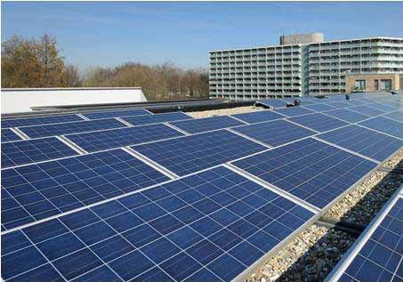 De zonnepanelen bij het Klaverblad in Amsterdam Plein Oost in Haarlem: kijken naar beste jaarrendement Ronald Schilt, adviseur bij Merosch: Om zoveel mogelijk schaduw te voorkomen zijn de panelen op