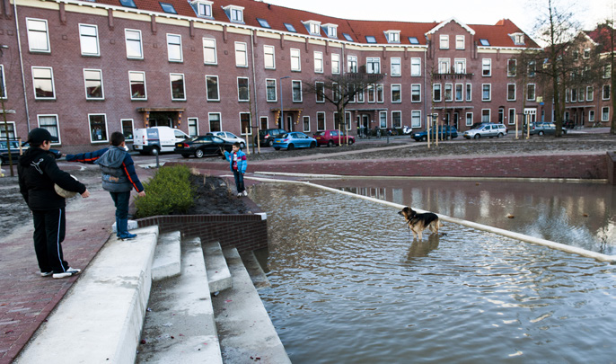 twee Door een slimme inrichting met bijvoorbeeld de aanleg van waterpleinen kan wateroverlast in de stad door hevige regenbuien worden voorkomen (Water Plaza, Bentheimplein Rotterdam). 2.