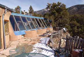 Een earthship kan zijn bewoners bovendien deels van voedsel voorzien door de grote plantenbakken die ook voor waterzuivering worden gebruikt.