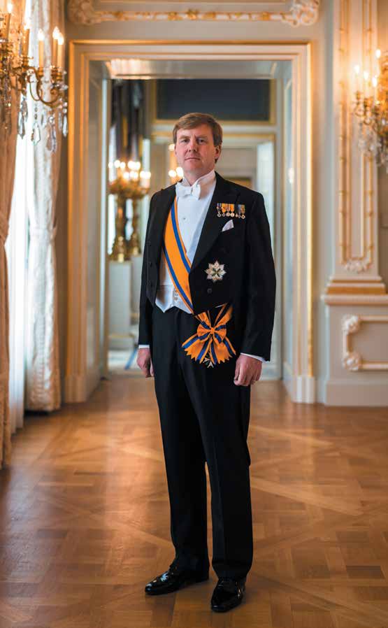 Op de voorkant van deze brochure is afgebeeld: Martin Tobä Lid in de Orde van Oranje-Nassau Martin Tobä werkt sinds zijn pensionering 32 uur per week als vrijwilliger voor de dierenambulance in Uden.