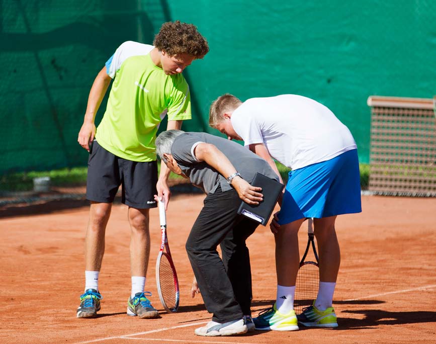 BASISINFORMATIE Als je gaat tennissen doe je dat met minimaal 2 (enkelspel) en maximaal 4 (dubbelspel) personen.