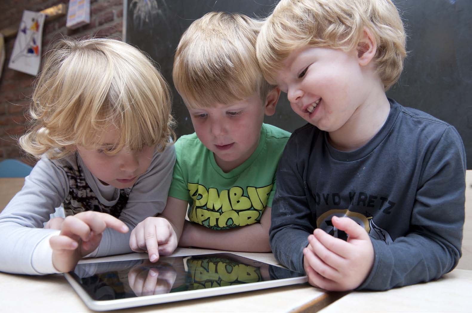68 Verantwoording Om inzicht te krijgen in het surfgedrag van Nederlandse drie-, vier-, vijf- en zesjarigen en hun omgang met websites en apps, is een onderzoek uitgevoerd in drie delen: een online