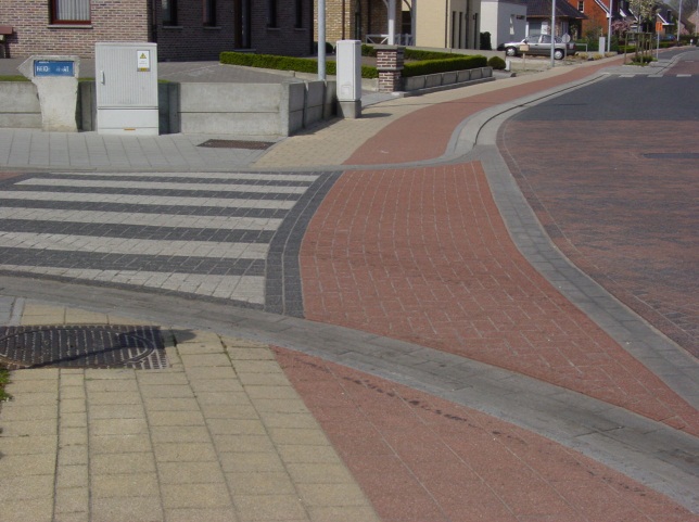 Foto 4.21 Fietspad zonder hoogteverschil op kruispunt Merksplas Ter plaatse van oversteekplaatsen voor fietsers geldt een zelfde logica.