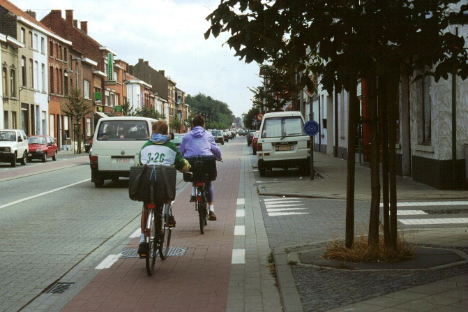 Fietsvoorziening langs voorrangsweg Verhoogde zijstraataansluiting Fietsvoorziening in zijstraat stopt voor kruispunt loopt over kruispunt Figuur 4.