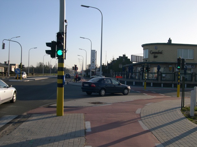 Deze infrastructurele ingreep heeft de voorkeur omdat het wegbeeld hierbij voor alle weggebruikers het duidelijkst is. Foto 4.54 Herentalsebaan, Antwerpen Foto 4.