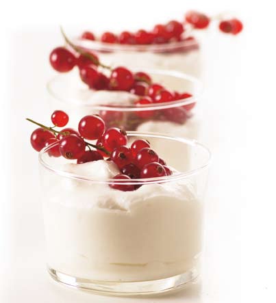 Meng de gelatine door de yoghurt. 4. Spatel voorzichtig de stijfgeklopte eiwitten erdoor. 5. Schep het mengsel in vier glazen en laat minstens 2 uur opstijven in de koelkast. 6.