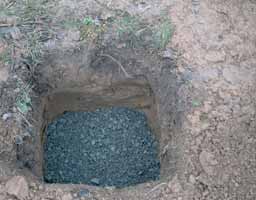 grond k > 10-4 m/s 10-4 > k > 10-6 m/s 10-6 > k > 10-8 m/s k < 10-8 m/s Voor de verschillende grondsoorten kunnen de volgende doorlatendheidscoëfficiënten [m/s] worden aangenomen: zand/grind lemig