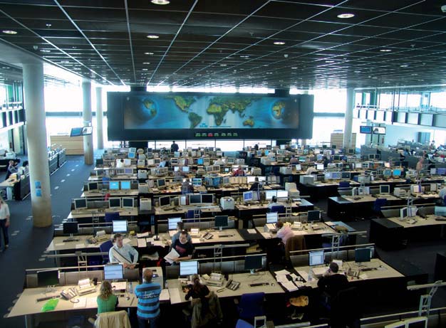 LOGISTIEK IN VOGELVLUCHT 25 Vanuit het KLM Operations Control Center worden wereldwijd alle vliegbewegingen en de activiteiten in en om het vliegtuig gecoördineerd te optimaliseren en Nederland in