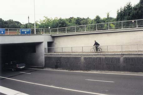 4.8 FIETSHELLINGEN In Vlaanderen worden fietsers geconfronteerd met verschillende soorten hellingen: hellende wegen in een heuvelachtig gebied; kunstmatige hellingen van viaducten, bruggen of tunnels.