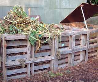 Drie compostbakken naast elkaar plaatsen, werkt het handigst gens de ruimte en de hoeveelheid tuinresten die u verwacht. De hoeveelheid tuinresten is echter moeilijk in te schatten.