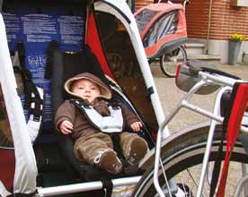 De fietskar Fietsen met een fietskar is een nieuw, maar niet ongekend gegeven. Er bestaan fietskarren voor je bagage, voor je huisdier, maar ook om je kind(eren) mee te vervoeren.