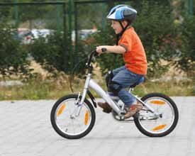 Een fiets koop je niet zoals een stuk speelgoed. De fiets moet stevig in elkaar gezet zijn en bestaan uit kwaliteitsonderdelen. Laat je kind de remmen testen voor de aankoop.