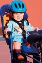Kinderstoel achter op de fiets. Vanaf 1 jaar. Tot 15 kg (A15 of C15) of tot 22 kg (A22). Kinderstoel vooraan, bevestigd aan het stuur en aan de fiets. Van 1 tot 3 jaar. Tot 15 kg. Kinderstoel vooraan, bevestigd tussen stuur en fietser.