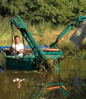 En door het aanleggen van bergingsgebieden, waar water tijdelijk kan worden opgeslagen om overstroming te voorkomen.