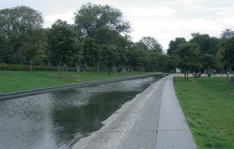 Boven: Ontwerp voor een waterplein (Bureau B+B). Onder: Speelvijver in het Westerpark zorgt ook voor wateropvang.