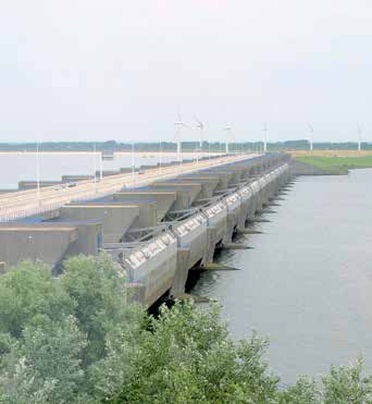 4. Herstel van de passeerbaarheid Voor het overleven en de verspreiding van trekvissen, zoals de zalm, de zeeforel, de zeeprik, de elft en de aal, die hun leven deels in zoet, deels in zout water