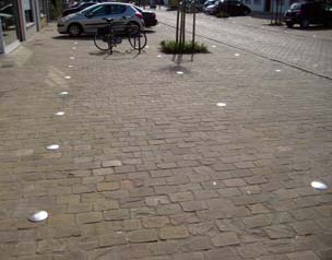fiets- of voetpad, kantstenen met afgeschuinde hoeken, straatgoot tussen de parkeervoorziening en de rijbaan 3.1.7.