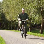 De bossen uit, de buurten in 9 Specifieke en generieke wederkerigheid Wederkerigheid is overigens meer dan het gebruikelijke verhaal van dienst en weder dienst, wat specifieke wederkerigheid wordt