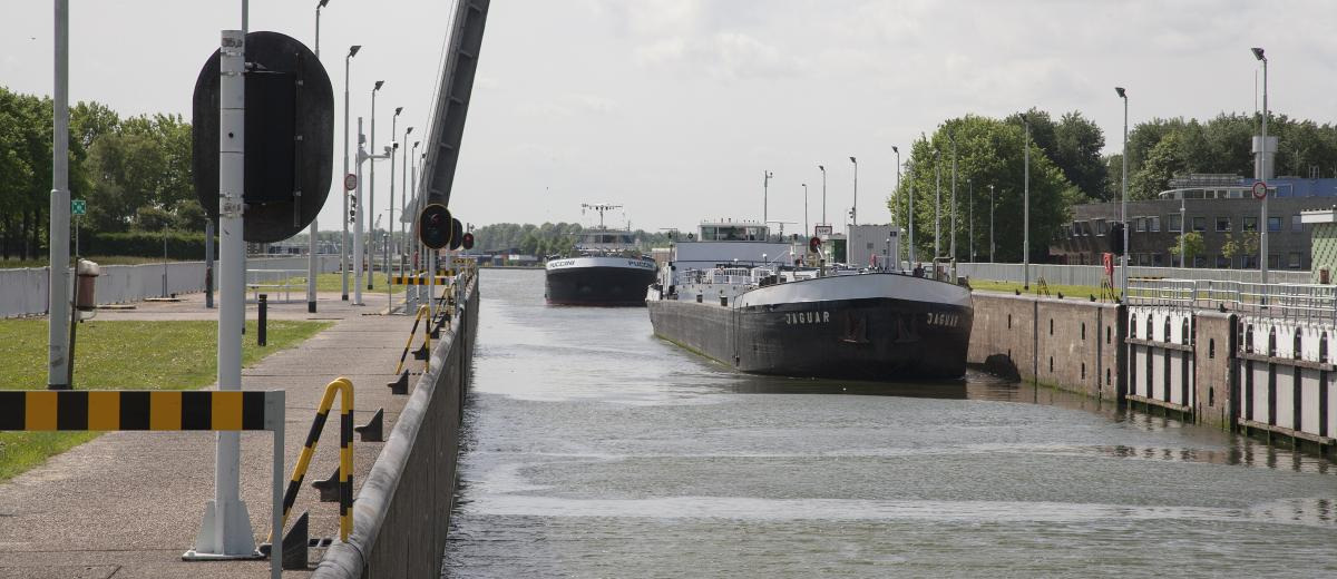 De knelpunten in de slechte bereikbaarheid van de Kanaalzone Gent- Terneuzen en de Seine-Scheldeverbinding zijn als volgt samen te vatten: de capaciteit van het sluizencomplex is beperkt, hierdoor