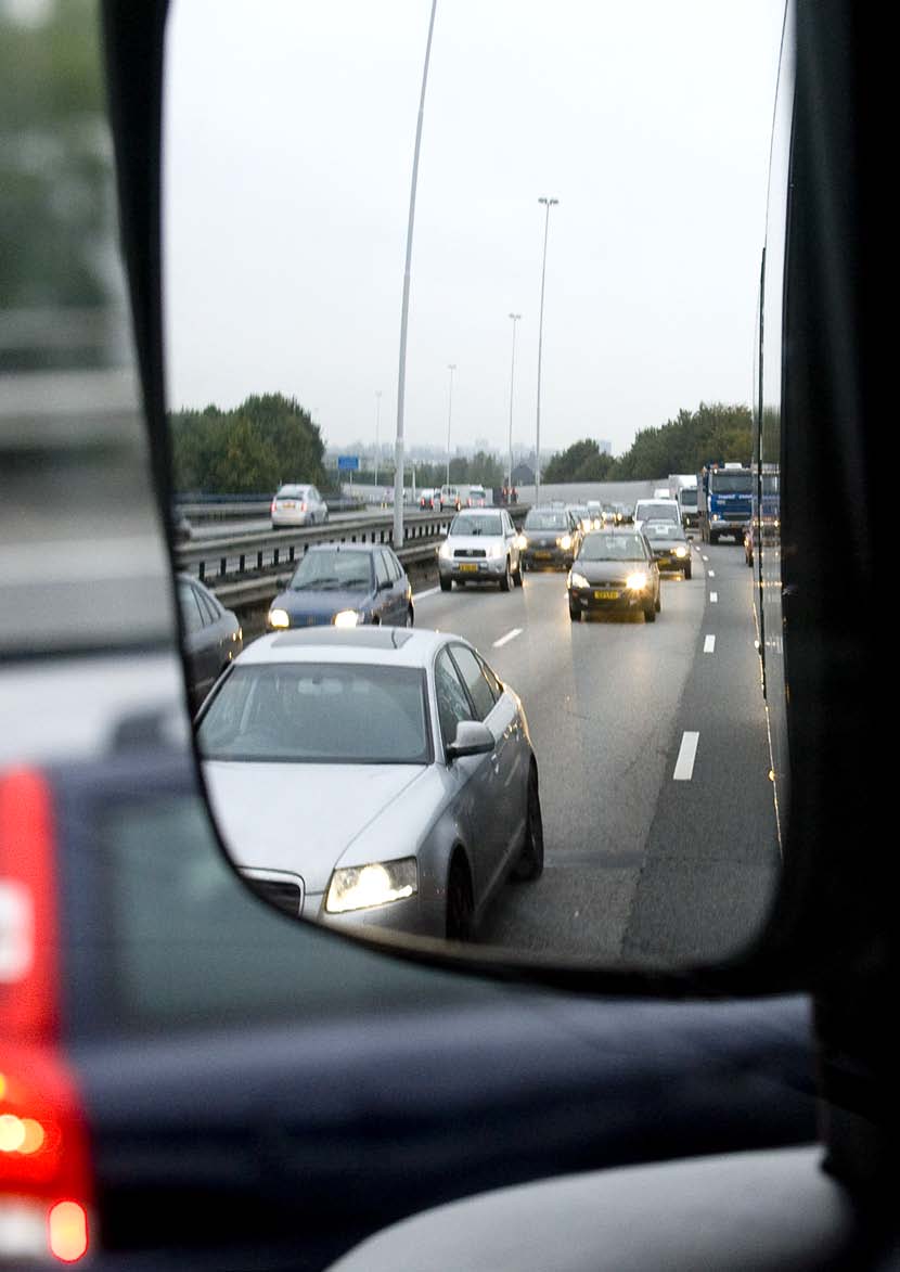 Om de concentratie langs een weg te kunnen berekenen, moet de verkeersuitstoot per kilometer weg worden berekend.