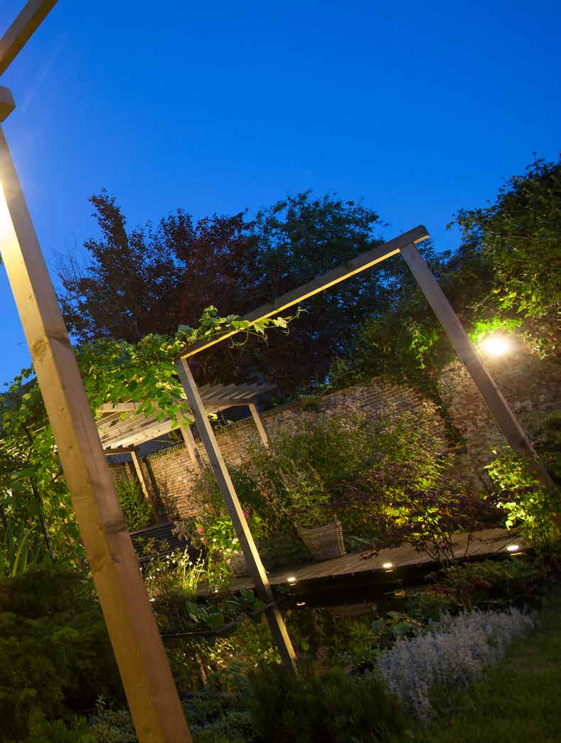 Inspiratietuinen TUIN In deze tuin met terras en vijverpartij is een pergola aangelegd en is over het tuinpad