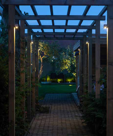 WALL CUBID S INTEGRATED NERO L INTEGRATED DB-LED (WW) S De colonnade verbindt de twee gedeeltes in de tuin met elkaar.