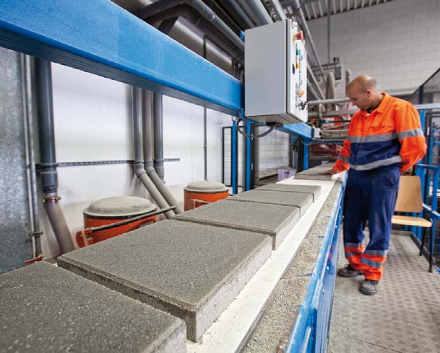 Kalkman Machinebouw, een onderdeel van de Kalkmangroep, ontwerpt en bouwt installaties voor de productie en handling van betontegels. Opdrachtgevers zijn diverse betonfabrieken binnen Nederland.