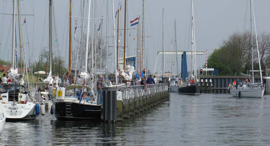 Houd plezier in de vaart! Varen is vrijheid. Los van het land. U kunt volop genieten van het water in Nederland. De watersportmogelijkheden zijn legio. Het kan druk zijn op het water.
