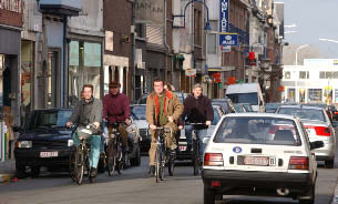 4 Meer fietsen: een utopie? Dat een fietsvergoeding meer mensen op de fiets kan krijgen voor woon-werkverplaatsingen is geen utopie. Er is wel degelijk een enorm potentieel publiek voor de fiets.