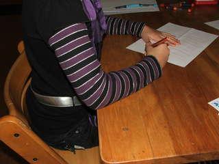 2. Een correcte zithouding en bladligging: Om vlot en soepel te kunnen schrijven is het belangrijk om een juiste zithouding te hebben tijdens het schrijven.