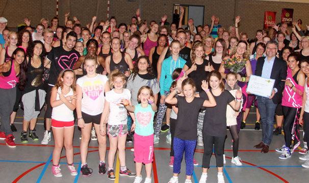 Zumbathon voor kankeronderzoek Drie uur lang werd er door jong en oud gedanst op Latijns- Amerikaanse muziek, op een zaterdag in oktober 2014.