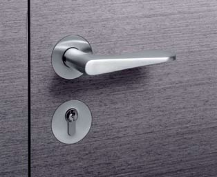 Daarnaast bieden we een gevarieerd assortiment aan deurbeslag zodat elke deur sleutelklaar kan worden opgeleverd.