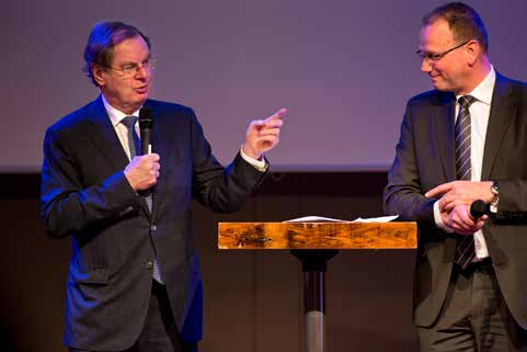 Foto: Dirk Hol Dialoog Gespreksleiders begeleidden de dialoogtafels door vier onderdelen. Als eerste was er een kennismakingsrondje.