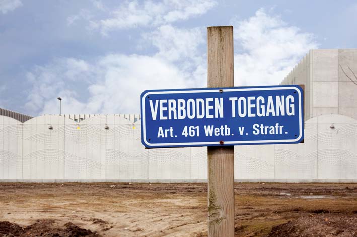 Voorwoord De meeste asielzoekers die Nederland bereiken, zijn over land gereisd. Zij vragen om bescherming en komen in een open asielzoekerscentrum terecht.