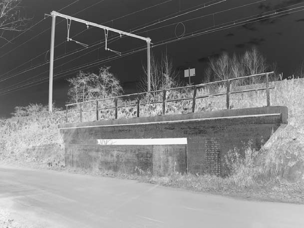 dichter bij het station een lagere snelheid hebben, hoeft de uitwijking niet zo groot te zijn. De hoofdsporen worden op een viaduct gelegd, treintje eronderdoor en klaar is kees.