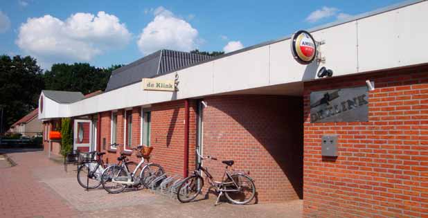 Dorpshuis De Klink is een centraal ontmoetingspunt voor de inwoners van Nieuw-Dordrecht. daarbij geven.