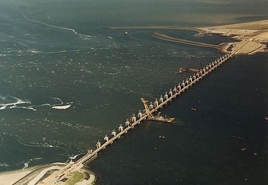 4Waarom Eeuwenlang hebben de bewoners de vruchten geplukt van de delta: de vruchtbare akkers, grote visvangsten en handel vanuit de havens brachten voorspoed en rijkdom.