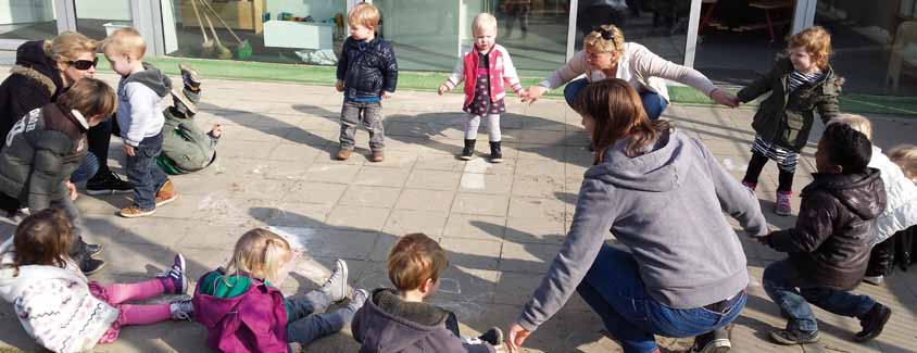 Jan Huigen in de ton 2-4 jaar Interactie De spanning stijgt als je bijna mag vallen Je maakt een kring met de kinderen. En houdt elkaars hand vast. Het kan natuurlijk ook gewoon met z n tweeën.